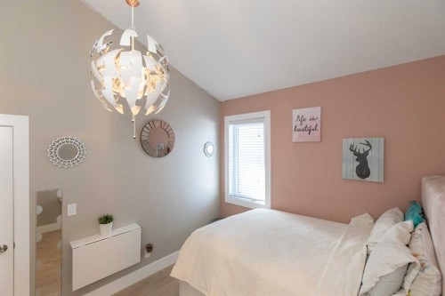 5824 Maple Crescent, Innisfail, AB - Indoor Photo Showing Bedroom