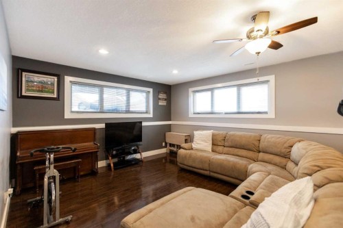 5824 Maple Crescent, Innisfail, AB - Indoor Photo Showing Living Room