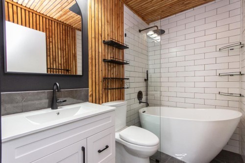 16 Johnson Close, Penhold, AB - Indoor Photo Showing Bathroom