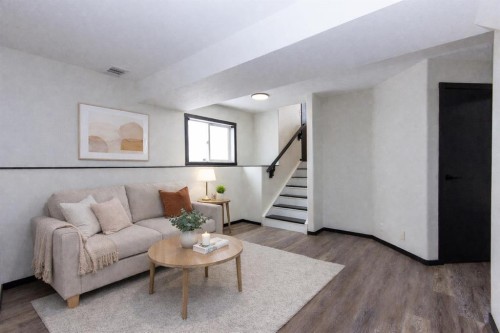 16 Johnson Close, Penhold, AB - Indoor Photo Showing Living Room