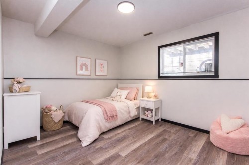 16 Johnson Close, Penhold, AB - Indoor Photo Showing Bedroom