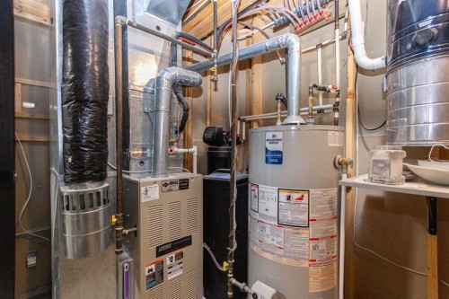 16 Johnson Close, Penhold, AB - Indoor Photo Showing Basement