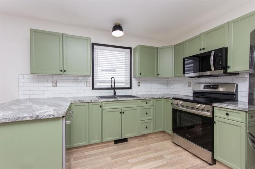 16 Johnson Close, Penhold, AB - Indoor Photo Showing Kitchen With Upgraded Kitchen