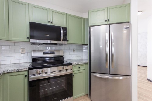 16 Johnson Close, Penhold, AB - Indoor Photo Showing Kitchen With Stainless Steel Kitchen