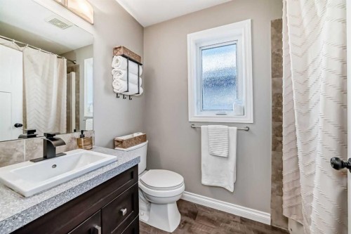 668 Robinson Avenue, Penhold, AB - Indoor Photo Showing Bathroom