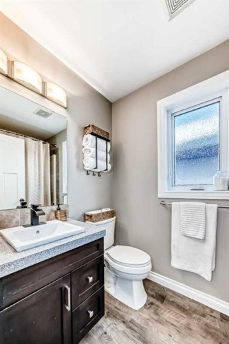 668 Robinson Avenue, Penhold, AB - Indoor Photo Showing Bathroom