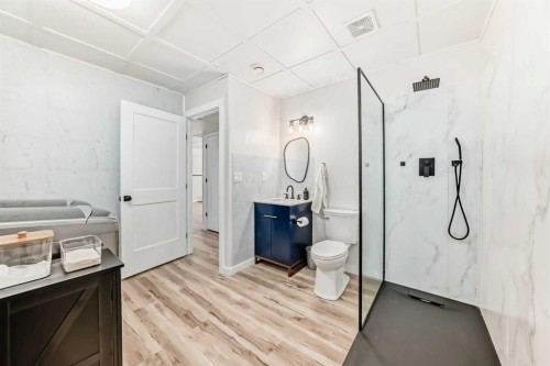 668 Robinson Avenue, Penhold, AB - Indoor Photo Showing Bathroom