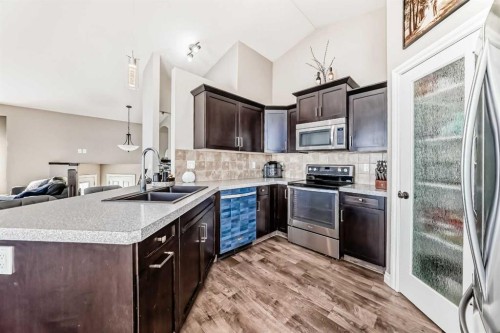 668 Robinson Avenue, Penhold, AB - Indoor Photo Showing Kitchen With Stainless Steel Kitchen With Double Sink With Upgraded Kitchen