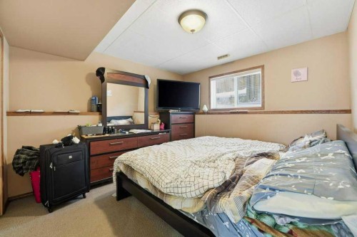 268 Kingston Drive, Red Deer, AB - Indoor Photo Showing Bedroom