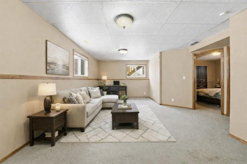 268 Kingston Drive, Red Deer, AB - Indoor Photo Showing Living Room