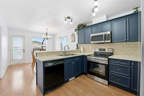 268 Kingston Drive, Red Deer, AB - Indoor Photo Showing Kitchen With Double Sink With Upgraded Kitchen