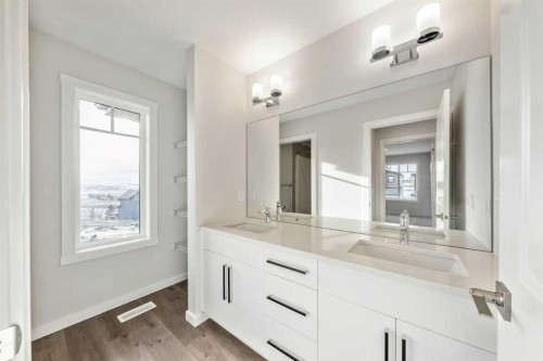 24 Heritage Link, Cochrane, AB - Indoor Photo Showing Bathroom