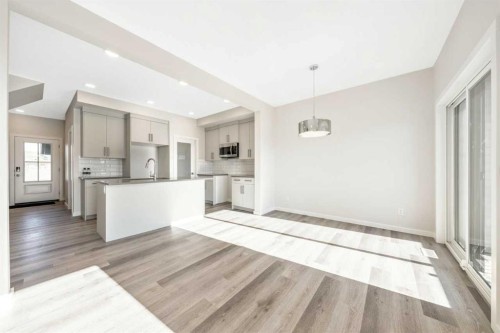 358 Heritage Boulevard, Cochrane, AB - Indoor Photo Showing Kitchen