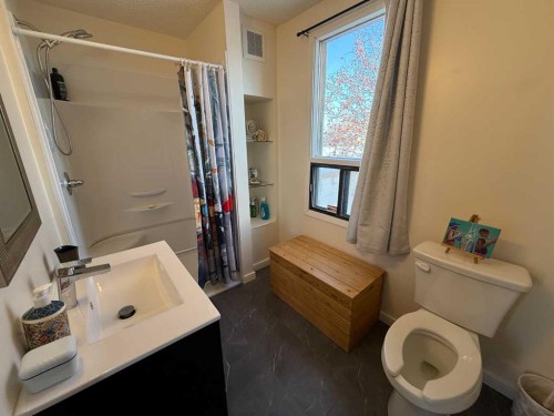 5012 51 Avenue, Ponoka, AB 