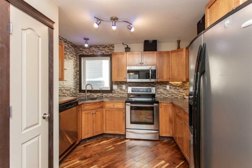 150 Robinson Avenue, Penhold, AB - Indoor Photo Showing Kitchen