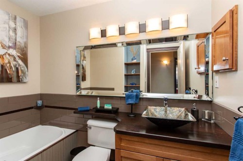 150 Robinson Avenue, Penhold, AB - Indoor Photo Showing Bathroom