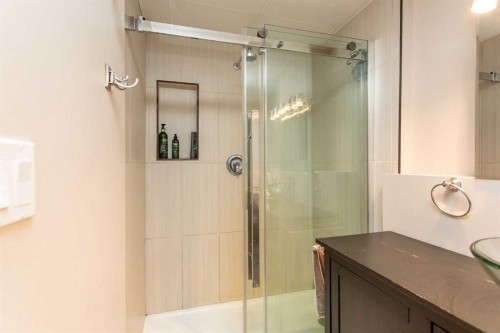 150 Robinson Avenue, Penhold, AB - Indoor Photo Showing Bathroom