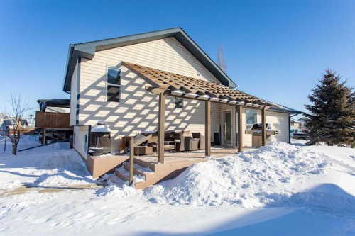 150 Robinson Avenue, Penhold, AB - Outdoor