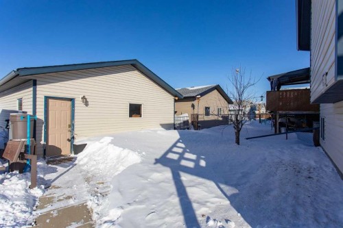 150 Robinson Avenue, Penhold, AB - Outdoor