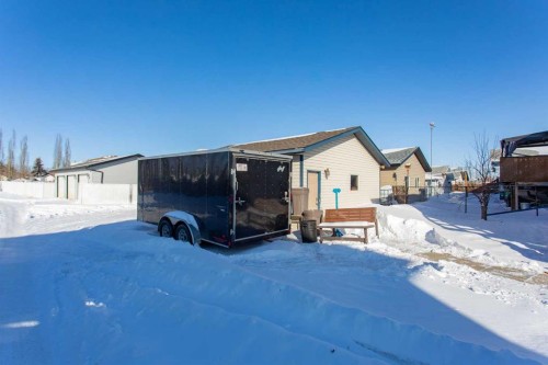 150 Robinson Avenue, Penhold, AB - Outdoor