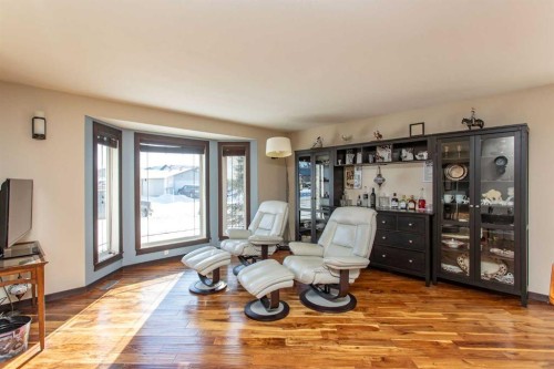 150 Robinson Avenue, Penhold, AB - Indoor Photo Showing Living Room