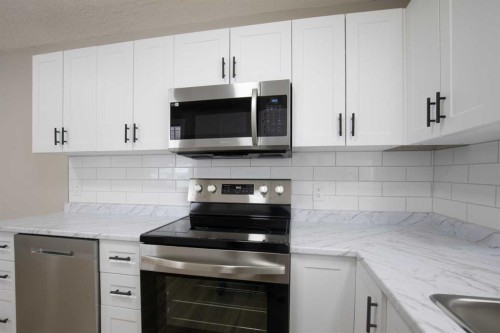 4108 53 Avenue, Innisfail, AB - Indoor Photo Showing Kitchen With Upgraded Kitchen