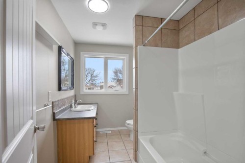 4108 53 Avenue, Innisfail, AB - Indoor Photo Showing Bathroom