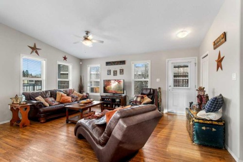 51 Phelan Close, Red Deer, AB - Indoor Photo Showing Living Room