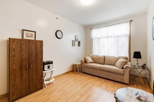412-5213 61 Street, Red Deer, AB - Indoor Photo Showing Living Room