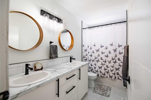 45 Sherwood Crescent, Red Deer, AB - Indoor Photo Showing Bathroom