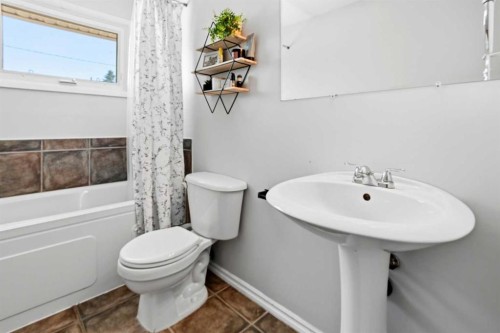 4409 43 Avenue, Red Deer, AB - Indoor Photo Showing Bathroom