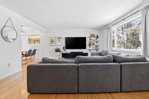 4409 43 Avenue, Red Deer, AB - Indoor Photo Showing Living Room