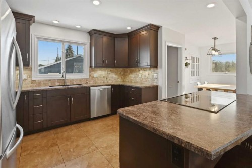 4409 43 Avenue, Red Deer, AB - Indoor Photo Showing Kitchen With Upgraded Kitchen