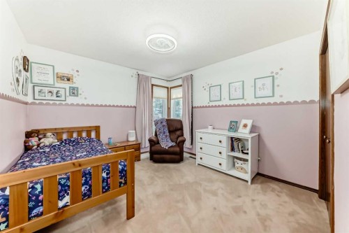 128 Dickenson Crescent, Red Deer, AB - Indoor Photo Showing Bedroom