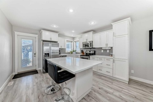 7 Victor Close, Sylvan Lake, AB - Indoor Photo Showing Kitchen With Upgraded Kitchen