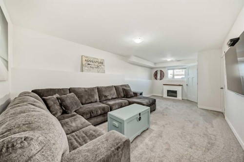 7 Victor Close, Sylvan Lake, AB - Indoor Photo Showing Living Room