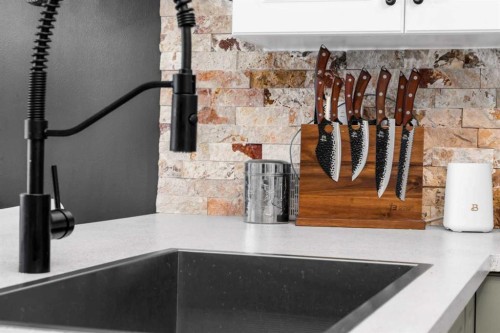 32 Legend Court, Sylvan Lake, AB - Indoor Photo Showing Kitchen