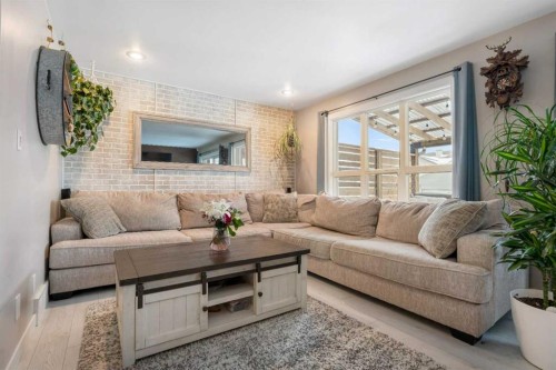 32 Legend Court, Sylvan Lake, AB - Indoor Photo Showing Living Room