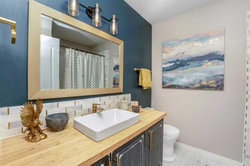 32 Legend Court, Sylvan Lake, AB - Indoor Photo Showing Bathroom