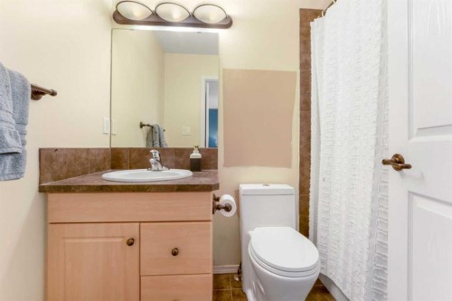 32 Legend Court, Sylvan Lake, AB - Indoor Photo Showing Bathroom