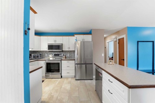22 Freemont Close, Red Deer, AB - Indoor Photo Showing Kitchen