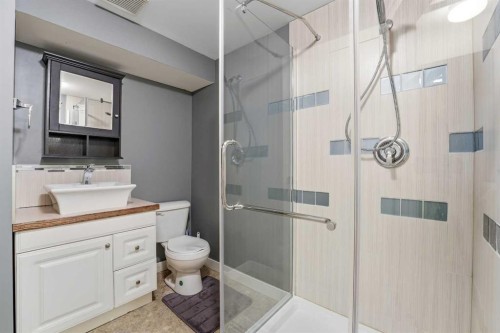 22 Freemont Close, Red Deer, AB - Indoor Photo Showing Bathroom