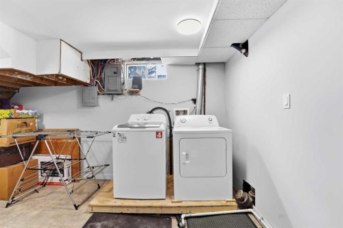 22 Freemont Close, Red Deer, AB - Indoor Photo Showing Laundry Room