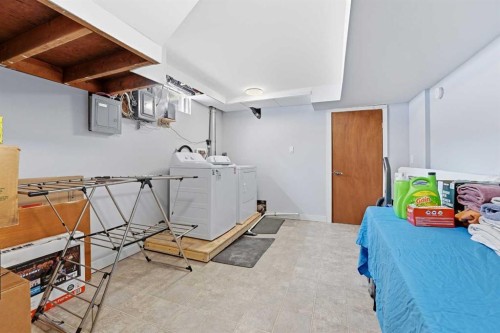 22 Freemont Close, Red Deer, AB - Indoor Photo Showing Laundry Room