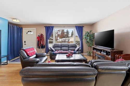22 Freemont Close, Red Deer, AB - Indoor Photo Showing Living Room