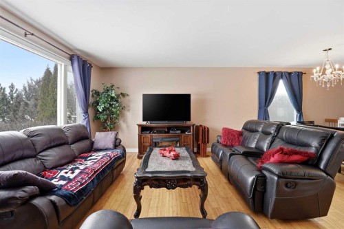 22 Freemont Close, Red Deer, AB - Indoor Photo Showing Living Room