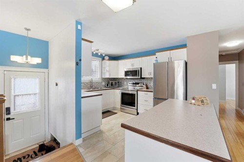 22 Freemont Close, Red Deer, AB - Indoor Photo Showing Kitchen