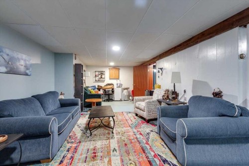 334078 Range Road 241, Rural Kneehill County, AB - Indoor Photo Showing Living Room