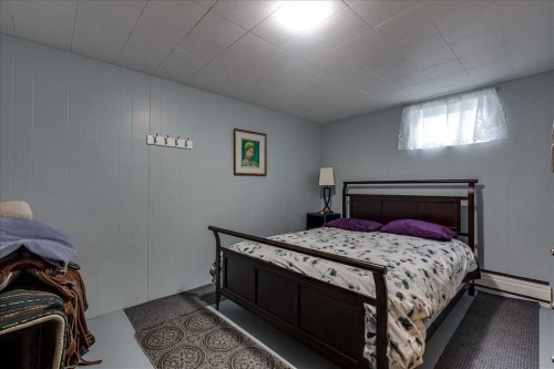 334078 Range Road 241, Rural Kneehill County, AB - Indoor Photo Showing Bedroom