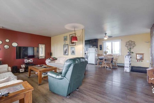 334078 Range Road 241, Rural Kneehill County, AB - Indoor Photo Showing Living Room